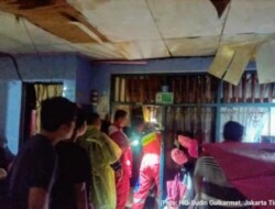 Bangunan dua lantai di Duren Sawit ambruk, empat korban selamat