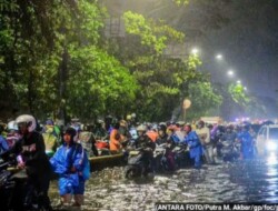 Ribuan Warga mengungsi akibat banjir melanda sebagian Jakarta
