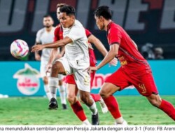 Arema menaklukkan sembilan pemain Persija Jakarta dengan skor 3-1