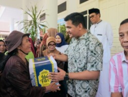 Bupati Banteng Uji Nurdin Bagikan Bingkisan Lebaran ke Penyapu Jalan dan Tukang Becak