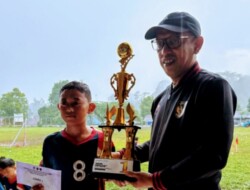 Ketua Askab PSSI Bantaeng Hadir  Penyerahan Trofi Turnamen Sepak Bola SD yang Meriah
