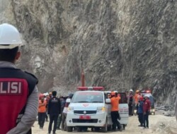 Tim gabungan evakuasi tiga jenazah korban longsor Gunung Kuda