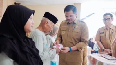 Bupati Bantaeng Uji Nurdin Berikan Bantuan PKH untuk 157 Orang di Desa Biangkeke