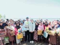 Bupati Bantaeng Berikan Bantuan Sembako Kepada Petani Rumput Laut Terdampak Gagal Panen