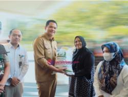 Bupati Bantaeng Salurkan Bantuan Pangan Beras Kepada Masyarakat Penerima Manfaat