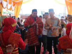 Dikalungi Ulos Tapanuli, Bupati Maros Bangga Ada Masjid Batak di Wilayahnya