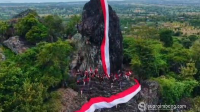 Bendera Merah Putih Raksasa 80m Berkibar Lancar di Goa Batu Ejayya Bantaeng