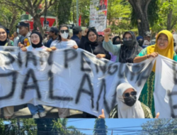 Kesal Penutupan Jalan, Emak Emak di Bantaeng Datangi Pendemo