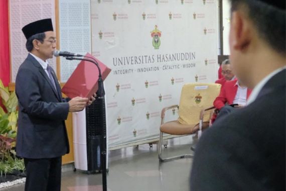 Foto: Rektor Unhas, Prof. Jamaluddin Jompa, menyerahkan SK Guru Besar kepada Prof. Dr. Herawaty. (Dok: Unhas).
