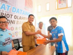 Bupati Bantaeng memberikan arahan kepada atlet Futsal Bantaeng