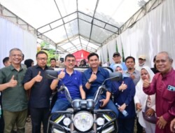 Serahkan Bantuan Motor Pengangkut Sampah, Ini Harapan ARW