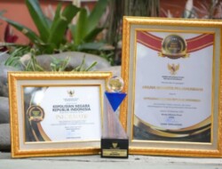 Komisi Informasi Berikan Penghargaan Arkaya Wiwarta Prajanugraha kepada Polri