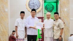 Uji Nurdin Serahkan Bantuan ke Masjid Nurussa’adah, Ajak Masyarakat Bersatu