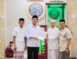 Uji Nurdin Serahkan Bantuan ke Masjid Nurussa’adah, Ajak Masyarakat Bersatu