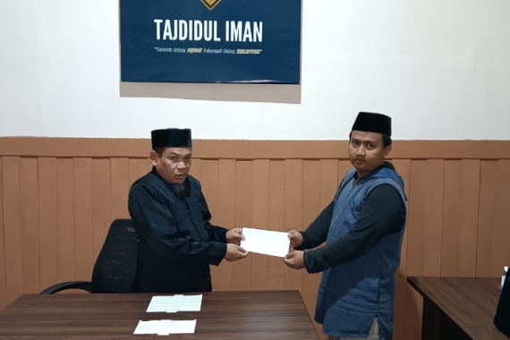 Foto: Pendiri Yayasan Tajdidul Iman, KH Sudirman,(kiri). (Alt: KH Sudirman Tajdidul Iman).