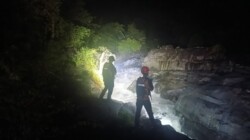 Air Bah Seret 2 Wisatawan di Maros, Tim SAR Gabungan Lakukan Pencarian Gencar!