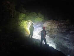 Air Bah Seret 2 Wisatawan di Maros, Tim SAR Gabungan Lakukan Pencarian Gencar!