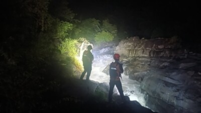 Air Bah Seret 2 Wisatawan di Maros, Tim SAR Gabungan Lakukan Pencarian Gencar!