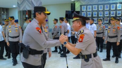 Kapolda Sulsel Beri Penghargaan kepada Karolog yang Purna Tugas
