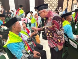 Wabup H. Sahabuddin Dampingi Jamaah Haji di Embarkasi