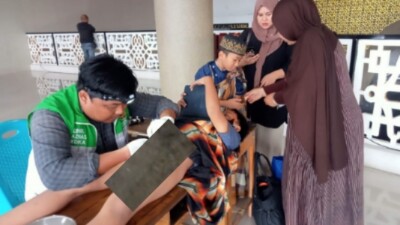 Camat Makassar Launching Ambulans, Sunatan dan Donor Darah