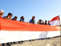 Kapolda Sulsel Kibarkan Bendera Merah Putih di Wilayah Pesisir Pulau Barang Caddi