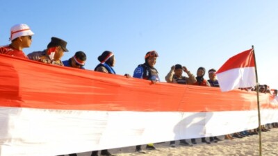 Kapolda Sulsel Kibarkan Bendera Merah Putih di Wilayah Pesisir Pulau Barang Caddi