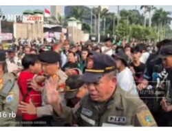 Bentrokan Massa Aksi dan Satpol PP Depan DPR RI